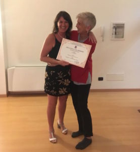 consegna diploma Lia - La Terra di Mezzo - Formazione Massaggi Aosta
